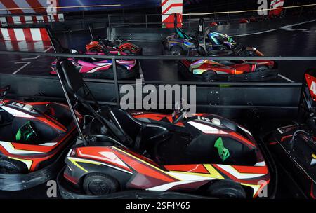 Nouveaux karts électriques dans la piste de course intérieure moderne Banque D'Images
