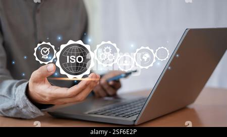 Mains d'homme d'affaires montrant des signes de meilleur service assurance qualité, garantie, Standard Banque D'Images