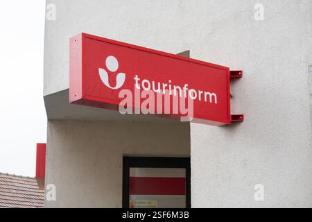 TOKAJ, HONGRIE - 27 OCTOBRE 2023 : panneau d'information touristique du bureau Tournotify en Hongrie Banque D'Images