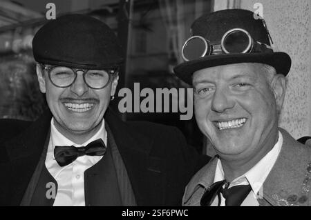 Rijeka, Croatie 13 février 2024.santé, homme heureux dans un costume avec un noeud papillon et un chapeau. Modèle sérieux avec une moustache. Amis, amitié, convive Banque D'Images