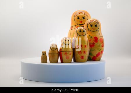 Poupées imbriquées russes vintage matryoshka, babushka jouet traditionnel en bois Banque D'Images