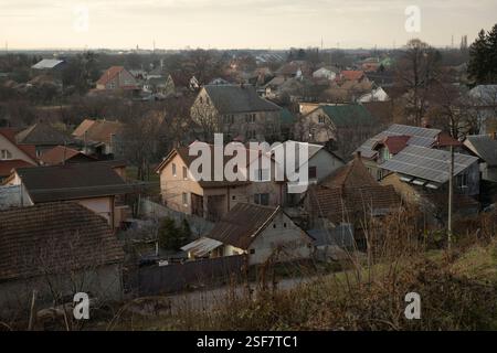 Mukachevo, Ukraine. 04th Feb, 2025. Les maisons de village à l'extérieur de Moukachevo sont photographiées. Loin des lignes de front, Moukachevo en Transcarpathie ressent un monde distinct de l'est de l'Ukraine déchiré par la guerre, avec une culture unique façonnée par des liens historiques avec la Hongrie et la Slovaquie. Crédit : SOPA images Limited/Alamy Live News Banque D'Images