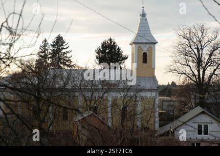 Mukachevo, Ukraine. 04th Feb, 2025. Une église près du château de Palanok. Loin des lignes de front, Moukachevo en Transcarpathie ressent un monde distinct de l'est de l'Ukraine déchiré par la guerre, avec une culture unique façonnée par des liens historiques avec la Hongrie et la Slovaquie. Crédit : SOPA images Limited/Alamy Live News Banque D'Images