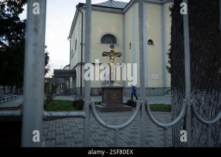 Mukachevo, Ukraine. 04th Feb, 2025. Martin's de Tours Cathédrale catholique romaine vue à Moukachevo. Loin des lignes de front, Moukachevo en Transcarpathie ressent un monde distinct de l'est de l'Ukraine déchiré par la guerre, avec une culture unique façonnée par des liens historiques avec la Hongrie et la Slovaquie. (Photo par Oliver Raw/SOPA images/SIPA USA) crédit : SIPA USA/Alamy Live News Banque D'Images