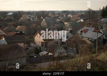 Mukachevo, Ukraine. 04th Feb, 2025. Les maisons de village à l'extérieur de Moukachevo sont photographiées. Loin des lignes de front, Moukachevo en Transcarpathie ressent un monde distinct de l'est de l'Ukraine déchiré par la guerre, avec une culture unique façonnée par des liens historiques avec la Hongrie et la Slovaquie. (Photo par Oliver Raw/SOPA images/SIPA USA) crédit : SIPA USA/Alamy Live News Banque D'Images