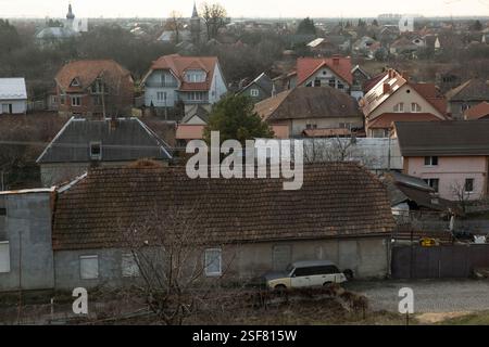 Mukachevo, Ukraine. 04th Feb, 2025. Les maisons de village à l'extérieur de Moukachevo sont photographiées. Loin des lignes de front, Moukachevo en Transcarpathie ressent un monde distinct de l'est de l'Ukraine déchiré par la guerre, avec une culture unique façonnée par des liens historiques avec la Hongrie et la Slovaquie. (Photo par Oliver Raw/SOPA images/SIPA USA) crédit : SIPA USA/Alamy Live News Banque D'Images
