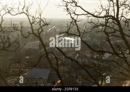 Mukachevo, Ukraine. 04th Feb, 2025. Les maisons de village à l'extérieur de Moukachevo sont photographiées. Loin des lignes de front, Moukachevo en Transcarpathie ressent un monde distinct de l'est de l'Ukraine déchiré par la guerre, avec une culture unique façonnée par des liens historiques avec la Hongrie et la Slovaquie. (Photo par Oliver Raw/SOPA images/SIPA USA) crédit : SIPA USA/Alamy Live News Banque D'Images