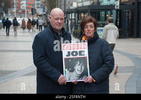 Limerick, Irlande. 08th Feb, 2025. Une grande manifestation a eu lieu à Limerick aujourd'hui pour appeler le DPP à faire appel des termes de la peine imposée à l'assassin du journaliste étudiant Joe Drennan. Photo des parents de Joe Drennan, Tim et Marguerite Drennan. Crédit : Karlis Dzjamko crédit : Karlis Dzjamko/Alamy Live News Banque D'Images