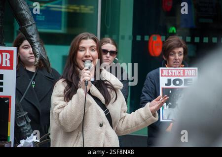 Limerick, Irlande. 08th Feb, 2025. Une grande manifestation a eu lieu à Limerick aujourd'hui pour appeler le DPP à faire appel des termes de la peine imposée à l'assassin du journaliste étudiant Joe Drennan. Natasha O'Brien, militante sur la photo, s'exprimant lors de la manifestation. Crédit : Karlis Dzjamko crédit : Karlis Dzjamko/Alamy Live News Banque D'Images