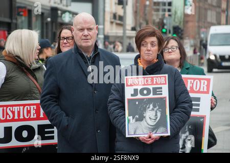 Limerick, Irlande. 08th Feb, 2025. Une grande manifestation a eu lieu à Limerick aujourd'hui pour appeler le DPP à faire appel des termes de la peine imposée à l'assassin du journaliste étudiant Joe Drennan. Photo des parents de Joe Drennan, Tim et Marguerite Drennan. Crédit : Karlis Dzjamko crédit : Karlis Dzjamko/Alamy Live News Banque D'Images