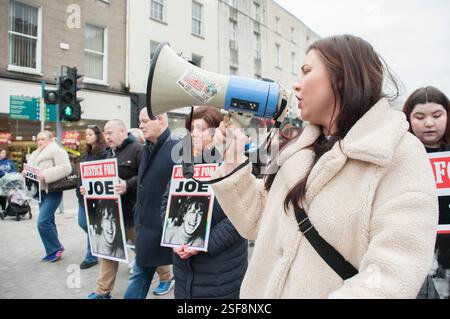Limerick, Irlande. 08th Feb, 2025. Une grande manifestation a eu lieu à Limerick aujourd'hui pour appeler le DPP à faire appel des termes de la peine imposée à l'assassin du journaliste étudiant Joe Drennan. Natasha O'Brien, militante sur la photo, s'exprimant lors de la manifestation. Crédit : Karlis Dzjamko crédit : Karlis Dzjamko/Alamy Live News Banque D'Images