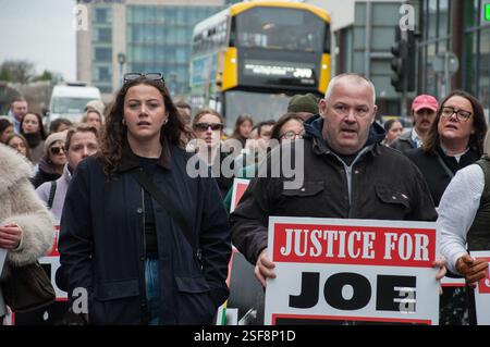 Limerick, Irlande. 08th Feb, 2025. Une grande manifestation est organisée à Limerick pour appeler le DPP à faire appel des termes de la peine prononcée contre le tueur du journaliste étudiant Joe Drennan. La victime de 21 ans est décédée après avoir été victime d'un délit de fuite sur la route de Dublin à Castletroy en octobre 2023. Crédit : Karlis Dzjamko/Alamy Live News NE DOIT PAS ÊTRE UTILISÉ PAR LES JOURNAUX BASÉS EN DEHORS DE L'IRLANDE. Crédit : Karlis Dzjamko/Alamy Live News Banque D'Images