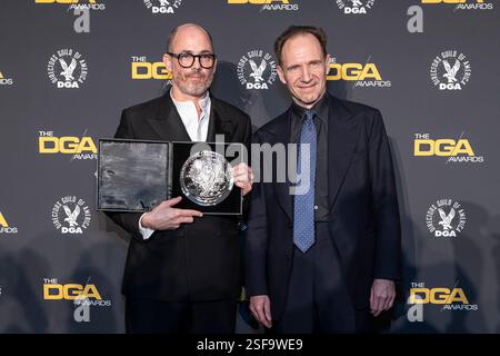 Beverly Hills, États-Unis. 08th Feb, 2025. Edward Berger et Ralph Fiennes posent dans la salle de presse lors de la « 77e cérémonie annuelle des Directors Guild of America Awards » au Beverly Hilton Hotel à Beverly Hills, CA, le 8 février 2025. (Photo de Corine Solberg/Sipa USA) crédit : Sipa USA/Alamy Live News Banque D'Images