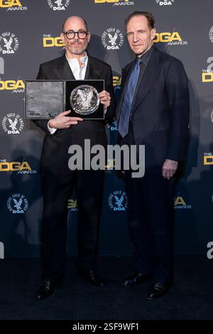 Beverly Hills, États-Unis. 08th Feb, 2025. Edward Berger et Ralph Fiennes posent dans la salle de presse lors de la « 77e cérémonie annuelle des Directors Guild of America Awards » au Beverly Hilton Hotel à Beverly Hills, CA, le 8 février 2025. (Photo de Corine Solberg/Sipa USA) crédit : Sipa USA/Alamy Live News Banque D'Images