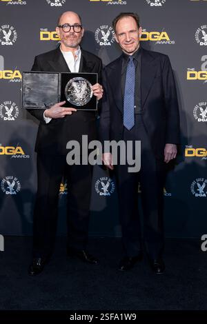 Beverly Hills, États-Unis. 08th Feb, 2025. Edward Berger et Ralph Fiennes posent dans la salle de presse lors de la « 77e cérémonie annuelle des Directors Guild of America Awards » au Beverly Hilton Hotel à Beverly Hills, CA, le 8 février 2025. (Photo de Corine Solberg/Sipa USA) crédit : Sipa USA/Alamy Live News Banque D'Images