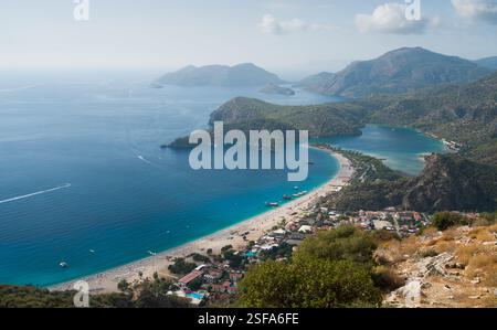 Oludeniz vue de la voie lycienne. Oludeniz est une destination touristique populaire en Turquie. District de Fethiye, province de Mugla, Turquie Banque D'Images