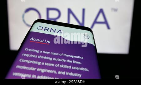 Stuttgart, Allemagne. 15 novembre 2024. Dans cette illustration photo, un smartphone avec le site Web de la société américaine de biotechnologie Orna Therapeutics Inc est vu à l'écran devant le logo de l'entreprise. (Photo timon Schneider/SOPA images/SIPA USA) *** strictement à des fins éditoriales *** crédit : SIPA USA/Alamy Live News Banque D'Images