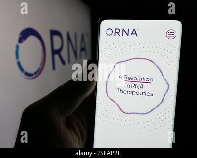 Stuttgart, Allemagne. 15 novembre 2024. Dans cette illustration photo, une personne tient un téléphone portable avec la page Web de la société américaine de biotechnologie Orna Therapeutics Inc sur l'écran avec le logo. Crédit : SOPA images Limited/Alamy Live News Banque D'Images