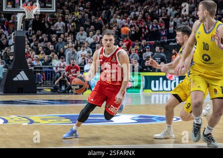Berlin, Allemagne. 06th Feb, 2025. Nemanja Nedovic de Crvena Zvezda Meridianbet Belgrade vu en action lors du Round 26 de la saison régulière 2024/2025 de Turkish Airlines Euroleague entre Alba Berlin et Crvena Zvezda Meridianbet Belgrade à Uber Arena. Score final ; Crvena Zvezda Meridianbet Belgrade 77:71 Alba Berlin crédit : SOPA images Limited/Alamy Live News Banque D'Images