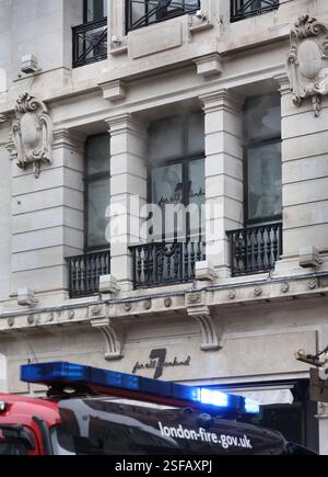 Londres, Royaume-Uni. 08th Feb, 2025. De la fumée est vue à la fenêtre du magasin de vêtements. Six pompes se rendent dans une boutique londonienne après que de la fumée est vue venir des fenêtres. La zone a été bouclée alors que la brigade des pompiers de Londres enquêtait sur la source et la rendait sûre. (Photo de Martin Pope/SOPA images/SIPA USA) crédit : SIPA USA/Alamy Live News Banque D'Images