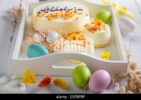 Gâteau de Pâques traditionnel comme dessert de Pâques classique. Fond de printemps de Pâques avec des oeufs et des fleurs de pâques. Banque D'Images