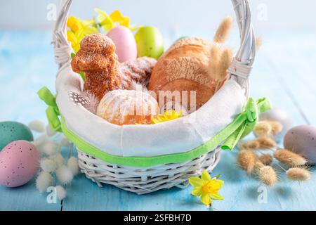 Panier de Pâques coloré comme traditions à Pâques le dimanche Saint. Gâteau, chatons et œufs de Pâques pour Pâques. Banque D'Images