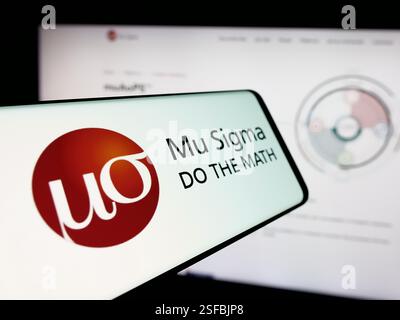 Stuttgart, Allemagne. 15 novembre 2024. Dans cette illustration photo, un téléphone portable avec le logo de la société américaine d'analyse de données Mu Sigma Inc est vu sur l'écran en face du site Web. (Crédit image : © timon Schneider/SOPA images via ZUMA Press Wire) USAGE ÉDITORIAL SEULEMENT ! Non destiné à UN USAGE commercial ! Banque D'Images