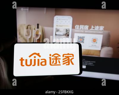 Stuttgart, Allemagne. 15 novembre 2024. Dans cette illustration photo, une personne tient un smartphone avec le logo de la société de plate-forme immobilière chinoise Tujia sur l'écran en face du site Web. (Crédit image : © timon Schneider/SOPA images via ZUMA Press Wire) USAGE ÉDITORIAL SEULEMENT ! Non destiné à UN USAGE commercial ! Banque D'Images