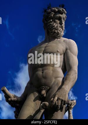 Neptune ou Poséidon : statue colossale en marbre du Dieu romain ou grec de la mer sur la Fontaine de Neptune ou Fontana di Nettuno sur la Piazza della Signoria, Florence, Toscane, Italie. Des œuvres d'art de la Renaissance tardive ou maniériste célèbrent les victoires navales, un mariage et de l'eau douce pour la ville. Sculpté de 1563 à 1575 par divers artistes pour Cosme I de Médicis, Duc de Florence et Grand-Duc de Toscane. Banque D'Images