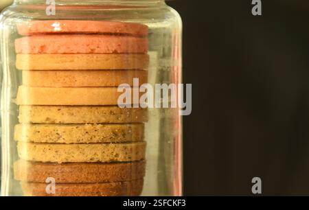 beurre de lait et chocolat avec biscuit au café arrangeant dans une bouteille en verre sur fond noir Banque D'Images