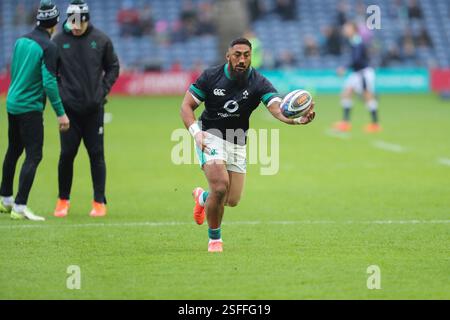 Edimbourg, Écosse, Royaume-Uni, 9 février 2025 - Bundle Aki se réchauffe pour l'Irlande avant le match. Banque D'Images