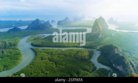 Une vue aérienne époustouflante de la baie de Phang Nga en Thaïlande, avec des voies navigables sinueuses, des forêts luxuriantes de mangrove et de grands karsts calcaires dispersés à travers le lac Banque D'Images