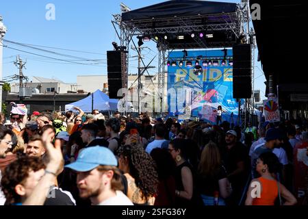 Melbourne, Australie. 09th Feb, 2025. Une foule nombreuse se rassemble au festival. Victoria's Pride marque la grande finale du Midsumma Festival 2025, attirant des milliers de personnes dans les rues Gertrude et Smith pour une journée de musique, de danse et de célébration. Soutenu par le gouvernement du Victoria, cet événement honore les communautés LGBTQIA et leur lutte continue pour l’égalité. Les racines du festival remontent au 40e anniversaire de la dépénalisation de l'homosexualité à Victoria, reflétant un héritage de résilience et de progrès. Crédit : SOPA images Limited/Alamy Live News Banque D'Images