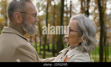 Couple marié joyeux vieillesse heureuse famille caucasienne souriante aînée âgée des années 60 femme homme appréciant romantique à l'extérieur tendres sentiments d'amour Banque D'Images
