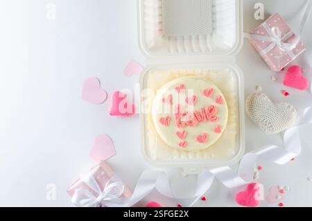 Petit gâteau avec inscription 'love'. Gâteau pour la Saint-Valentin, la fête des mères ou l'anniversaire. Gâteau Bento romantique pour deux Banque D'Images