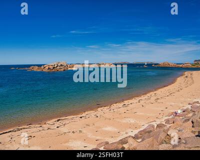 Formations rocheuses sur la célèbre Côte de granit Rose près de Ploumanac'h à Perros-Guirec, Lannion, Bretagne dans le nord de la France. Pris un jour ensoleillé en summ Banque D'Images