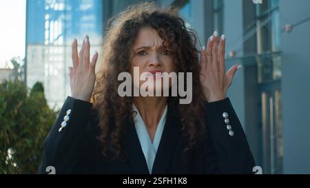 En colère fou mécontent femme caucasienne agacée fille femme d'affaires se sentent colère rage irritation expression négative regardant le conflit de caméra Banque D'Images