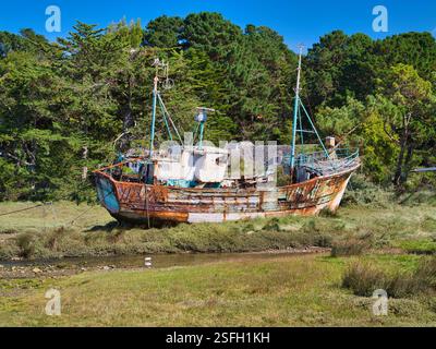 Le Diben, France - 11 septembre 2024 : un bateau de pêche abandonné échoue hors de l'eau près de le Diben, en Bretagne, dans le nord de la France. Pris un jour ensoleillé i Banque D'Images