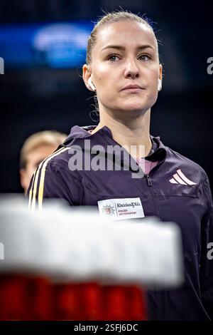Junk, Sophia (GER) beim Aufw?rmen ; ISTAF Indoor im PSD Bank Dome in Duesseldorf, Deutschland AM 09.02.2025. Banque D'Images