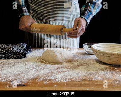 baker faire du pain de manière artisanale Banque D'Images