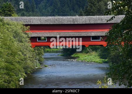 Enjambant la rivière Willamette, dans l'Oregon, le pont couvert Office est le plus long de l'État. Il est en bois rouge, et a une promenade piétonne couverte Banque D'Images