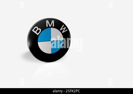 IItalie, vers janvier 2025 : 3d rendu logo bmw reflétant sur un fond blanc, représentant l'excellence automobile allemande et les véhicules de luxe Banque D'Images