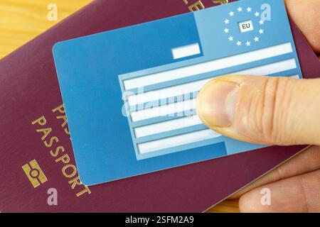 Assurance voyage pour les Européens voyageant à l'intérieur de l'UE. Concept. Passeport et carte européenne d'assurance maladie en main Banque D'Images