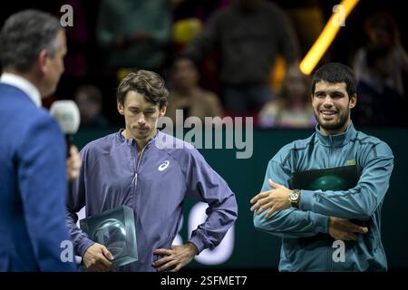ROTTERDAM - (flnr) directeur du tournoi Richard Krajicek, Alex de Minaur (AUS) et Carlos Alcaraz (ESP). Carlos Alcaraz (ESP) remporte le tournoi ABN AMRO Open à Ahoy. ANP PONCEUSE KING Banque D'Images