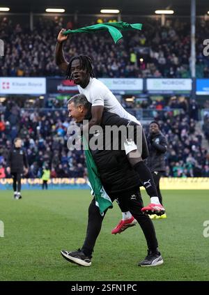 Darko Gyabi de Plymouth Argyle célébrant sur le terrain avec l'entraîneur de l'équipe première Kevin Nancekivell après le match de quatrième tour de l'Emirates FA Cup à Home Park, Plymouth. Date de la photo : dimanche 9 février 2025. Banque D'Images
