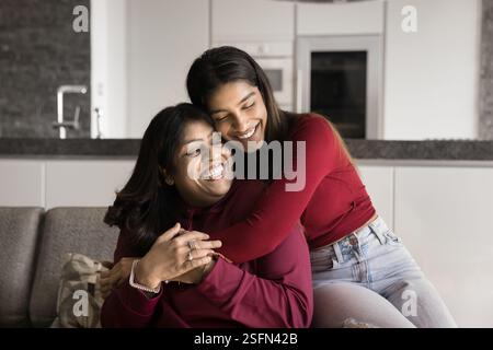 Heureuse femme indienne embrassant sa mère joyeuse Banque D'Images