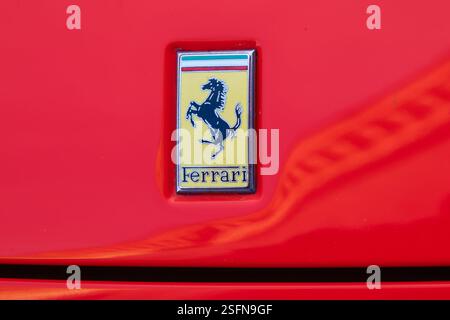 Badge sur le capot, capot d'une voiture de sport classique Rosso Corsa Ferrari Spider F355 rouge Banque D'Images