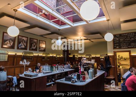 Vieille ville de Bruxelles - Belgique - 07 18 2019 -décoration intérieure Art déco du cafÃ et du restaurant de Monk avec beaucoup de Flamands Banque D'Images