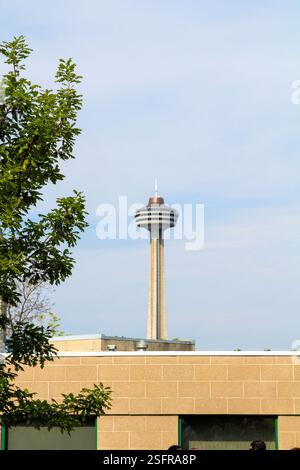 Les visiteurs admirent la vue depuis le dessous de la tour d'observation. Banque D'Images