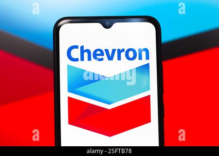 Dans cette illustration photo, le logo Chevron Corporation est affiché sur l'écran d'un téléphone intelligent. Banque D'Images